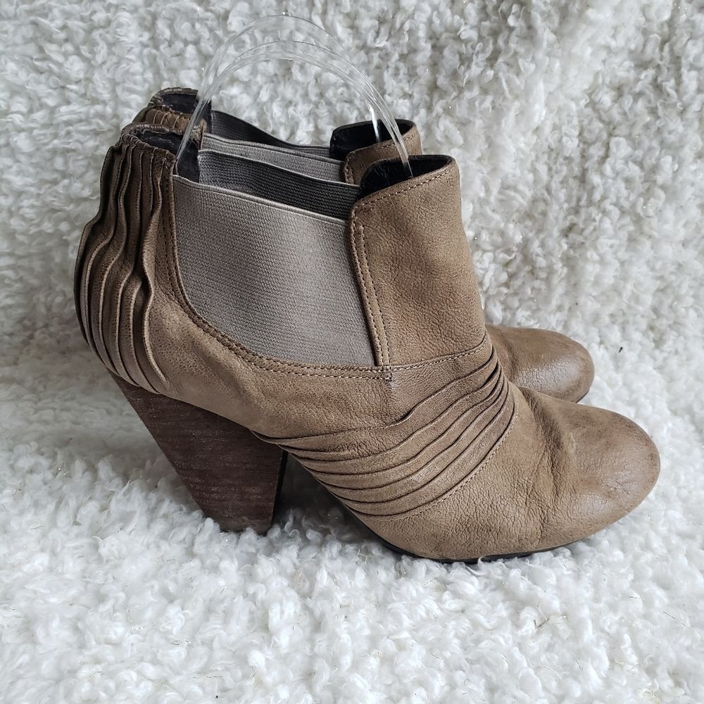 Vince Camuto Brown Ruched Leather Ankle Boots sz 6